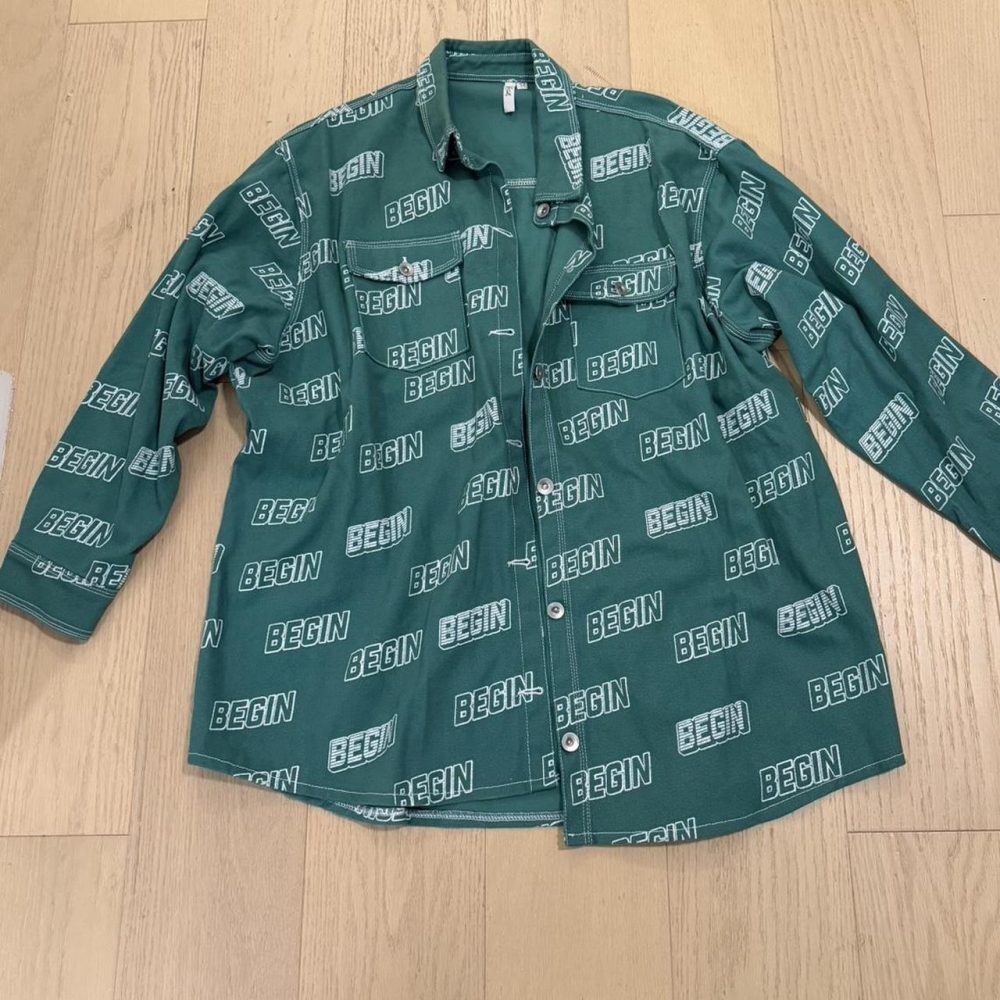 Green & white oversized button-up shirt with matching bag #shacket #streetstyle